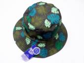 Polyester leaf print reversible bucket hat.
(3-6/7-10)