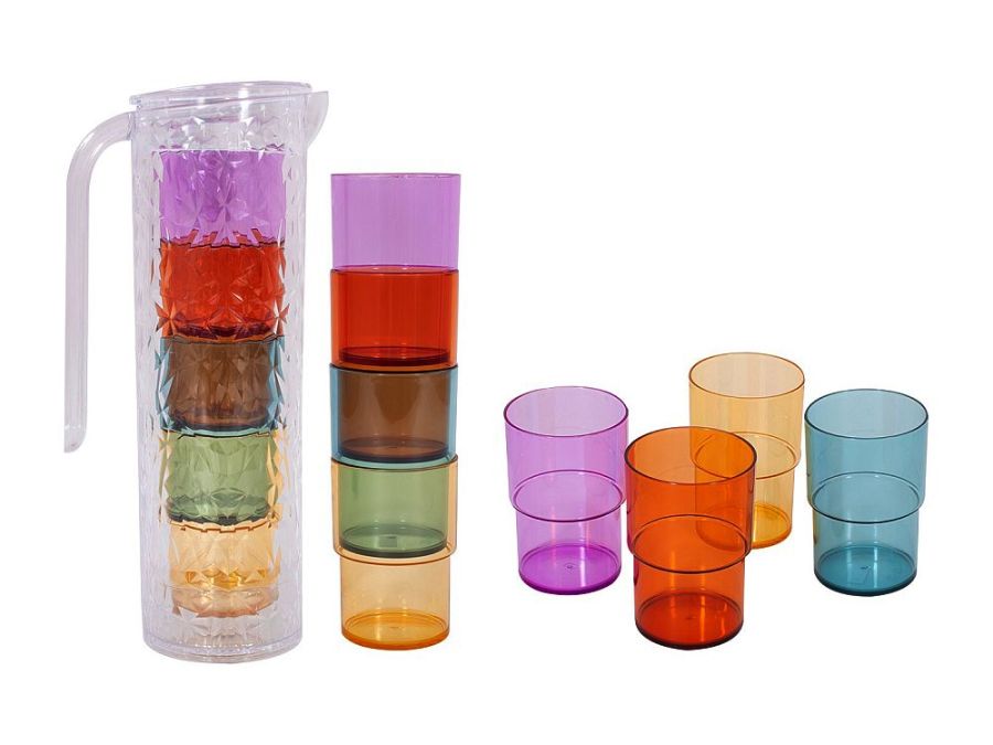 Plastic pitcher and 4x coloured tumblers*